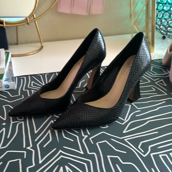 Vince Camuto black embossed pumps - Picture 1 of 3